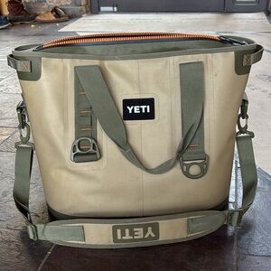 Yeti Hopper 30 Zipper Top Cooler.